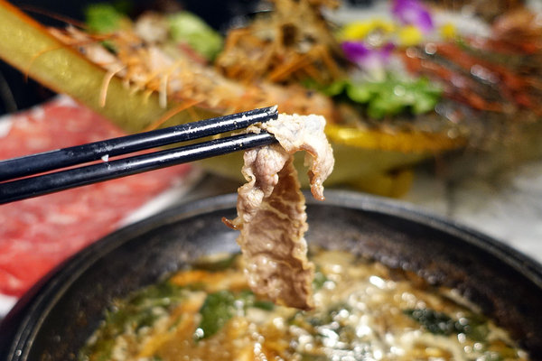 中山區聚餐火鍋推薦-丼賞和食+嗨蝦蝦林森旗艦店，百蝦龍船四人套餐，台北尾牙/謝師宴餐廳，林森北路石頭火鍋+日本料理，超浮誇高CP值百隻蝦龍蝦船大挑戰