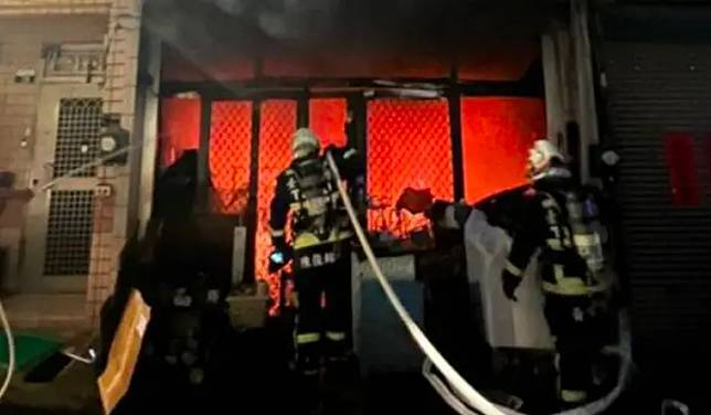 台中龍井區17日晚間發生住宅大火，屋內40多隻貓狗僅有8隻獲救。（圖／翻攝畫面）