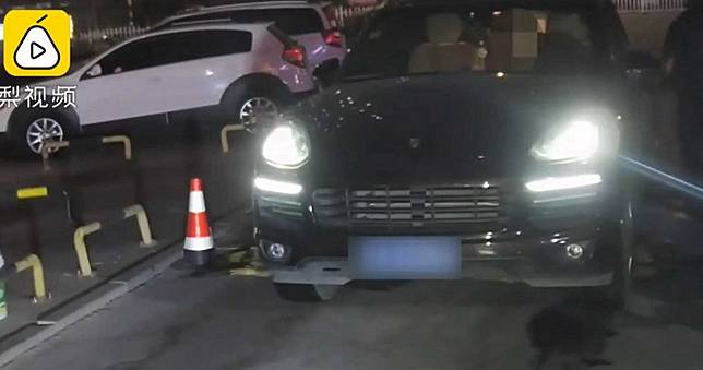 到底是「坐坐」還是「做做」？保時捷男將「女同學藏車廂」　被逮尷尬回應