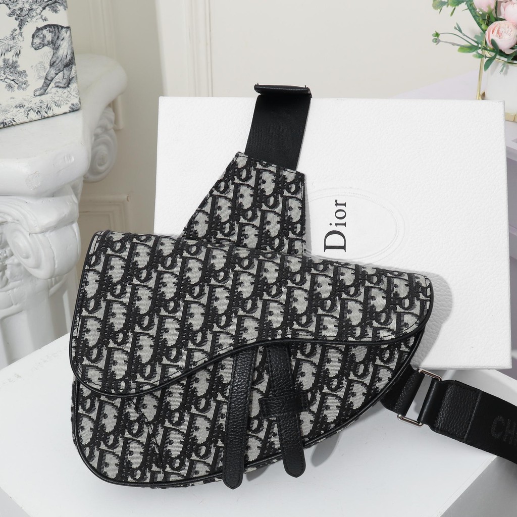 專柜DIOR 迪奧男女款包包 經典Saddle復古帆布老花刺繡D字包 馬鞍包Kim Jones設計磨砂質感肩帶單肩包