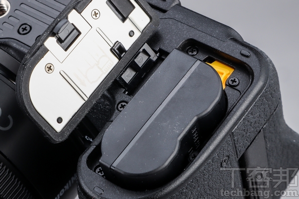 電池艙使用 EN-EL15c 電池的續航力獲得提升，充飽電可拍攝410張。