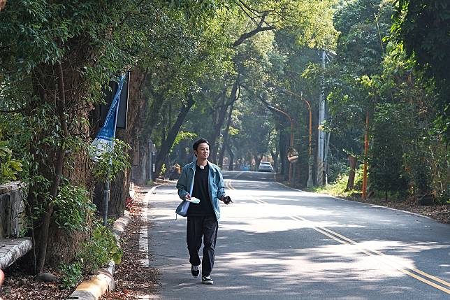 ▲張書偉漫步在綠色隧道中（圖／LINE TV提供）