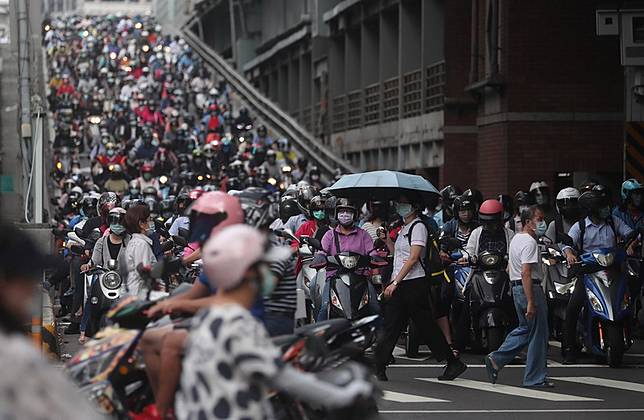 雙北防疫升級首個上班日台北橋機車潮 圖 中央通訊社 Line Today