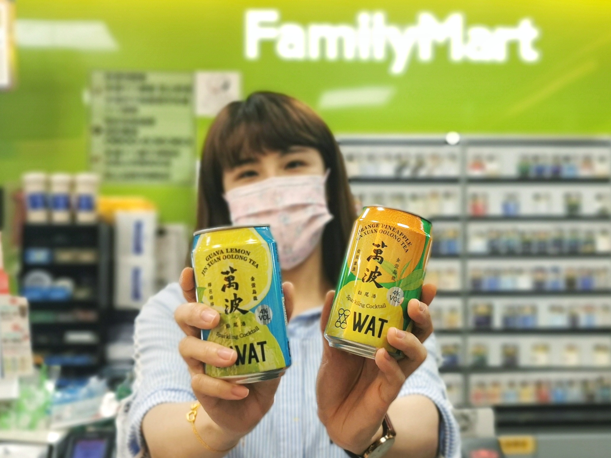 「全家」獨家開賣 WAT 與萬波島嶼紅茶跨界聯名的氣泡調酒「檸芭檸檸」、「橙鳳波浪」，以新鮮水果、招牌茶飲入酒，微醺口感超chill！(圖片提供/全家便利商店)