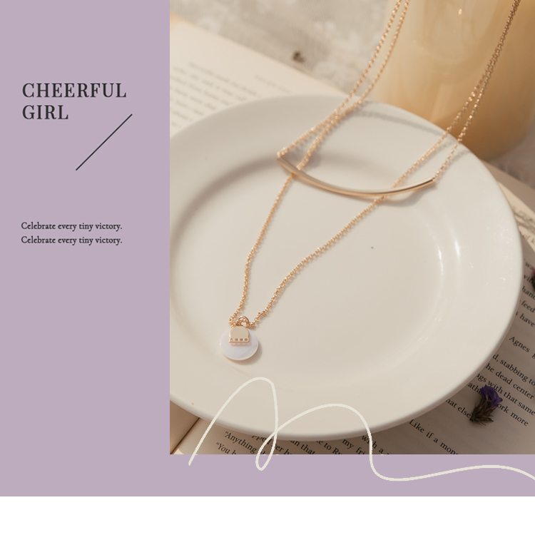 貝殼自然的紋路散發純淨的優雅質感， 搭配俐落幾何弧形墜飾， 輕奢感的金色調、層次感造型， 勾勒出經典的韓系女神氣質~ 款1色層次項鍊， 適合出遊約會穿搭、韓劇優雅穿搭、婚禮賓客穿搭。 ********