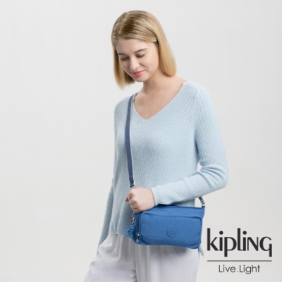 時髦有型，百搭設計 材質輕巧無負擔 特色經典logo