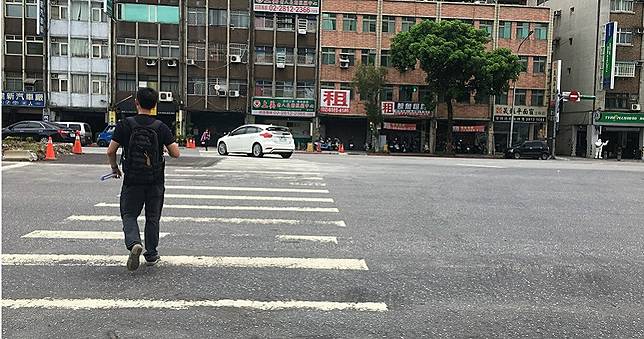 行人靠右走比較容易死？　學者盼「立法」逆向走