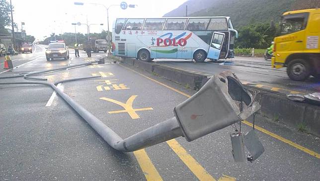 天雨路滑 花蓮遊覽車自撞電桿