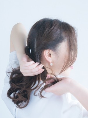 アクセなしで決まる 大人のこなれひとつ結び