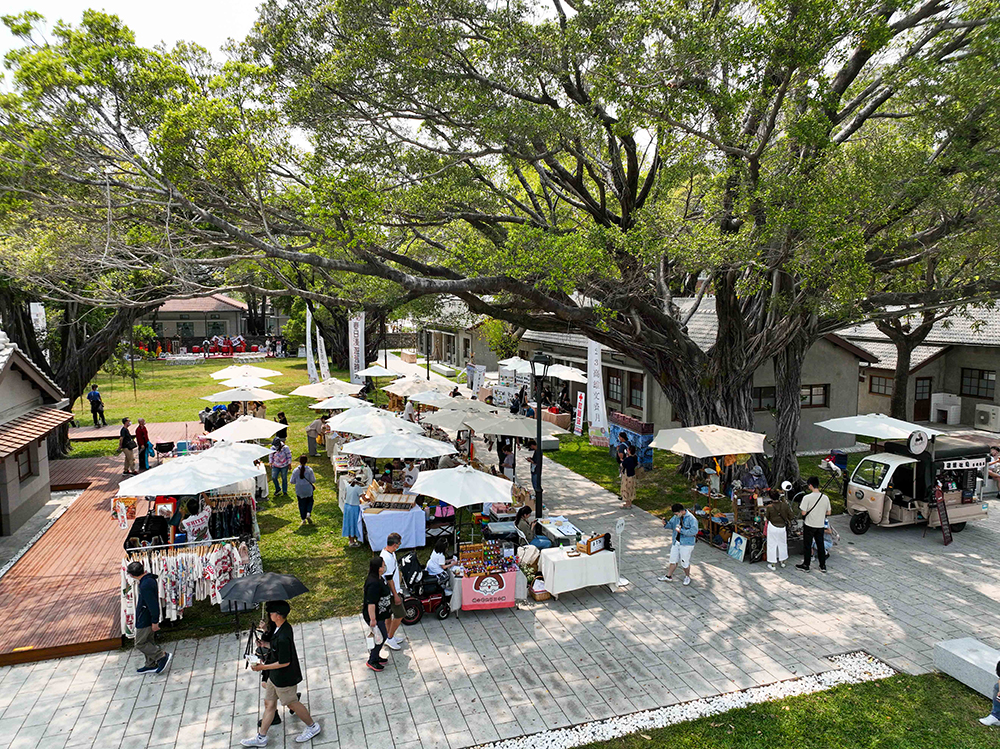 高雄文資月主題派對在台塑王氏昆仲公園登場，現場有主題市集、歌唱表演等活動。(圖片提供/財團法人高雄市王永慶、王永在昆仲公園文化基金會)