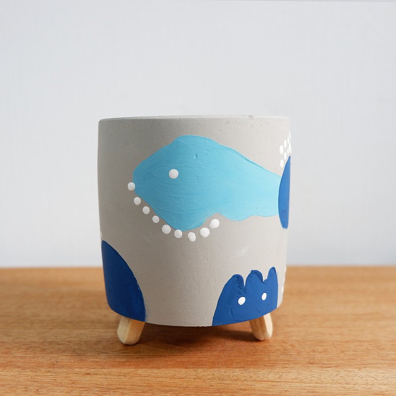 ✔水泥具吸水排水特性，澆水後會讓盆器顏色變深，風乾後會恢復原色 ✔表面與邊緣所產生的氣孔與斑駁感，為水泥本身獨有的特性，並非瑕疵喔 ！ ✔歡迎色彩客製，盆腳可以直直長，也可以外八長