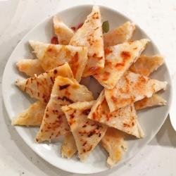 ◎魚漿選用新鮮金線連魚肉調配而成br加入新鮮大花枝及大草蝦仁br整片吃的到花枝及蝦仁.口感Q彈好吃|◎|◎主商品:月亮蝦餅200公克/片*15片成分：蝦仁.花枝.金線魚漿.胡椒.鹽.春捲皮.特級砂糖.高級精鹽調味劑.(L-麩酸鈉)白胡椒粉.蒜仁.食品添加物(香料.洋蔥.薑.大蒜.大豆沙拉油.中鏈三酸甘油脂)(澱粉.辛烯基丁二酸鈉澱粉)‧淨重:200公克/片‧‧有效期限:一年‧保存方式:需冷凍-18℃‧產地:台灣