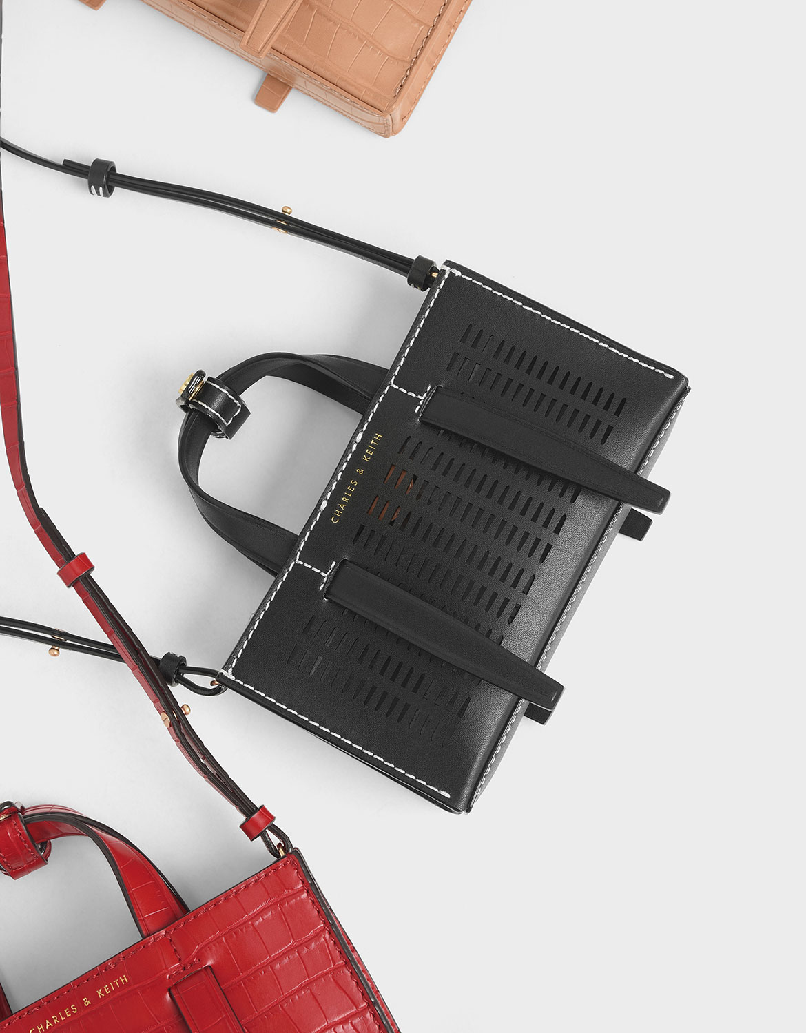 以充滿造型感的雷射縷空設計融合結構感強烈的包型，創造出新的經典。