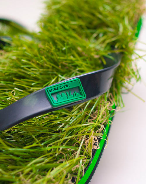 拖鞋也走綠設計？把草地隨身帶著走！