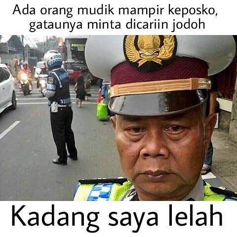 Foto Polisi Ini Mendadak Viral karena Gaya Selfienya yang Unik