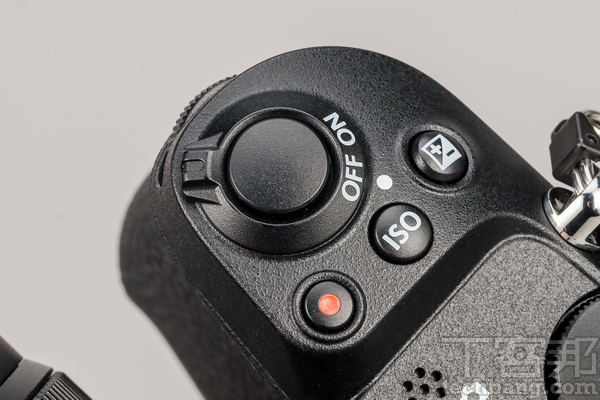快門與操作鈕 快門鍵後方的操作鈕延續Nikon單眼機種的邏輯，Nikon使用者也可快速上手。