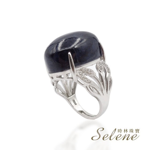 珠寶級鑲工,厚度約8mm 【Selene】大克拉藍寶石銀戒(限量設計款s) 品號：6234820 精選深藍色澤 配戴更顯得 貴氣凝人 寶石級大克拉數 商品規格 ◎內容：戒指x1 ◎主石：藍寶石 ◎配件