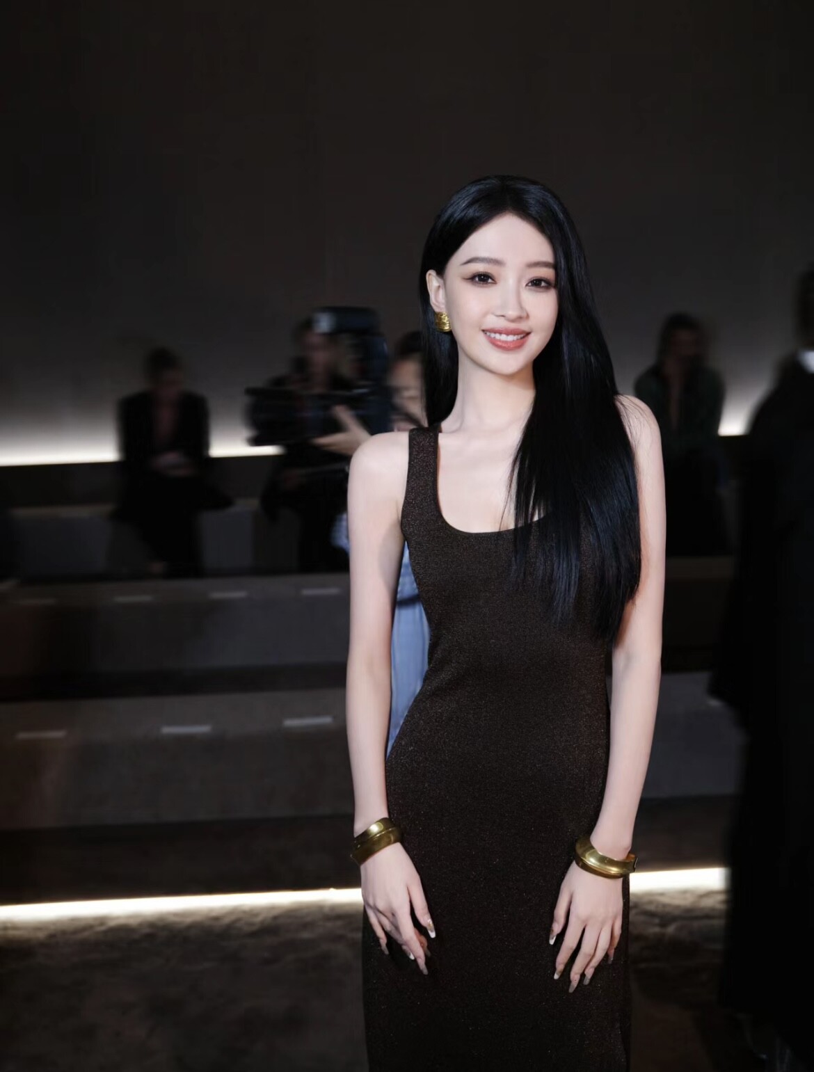 米蘭時裝週上的大陸女星：趙露思Versace展現雙重魅力、張柏芝現身Tomford美翻全網！