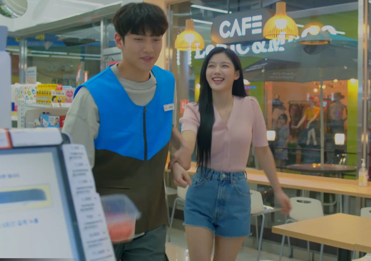 《便利店新星》大賢的戀愛小動作3：拉小手、別胸章，一堆肢體接觸