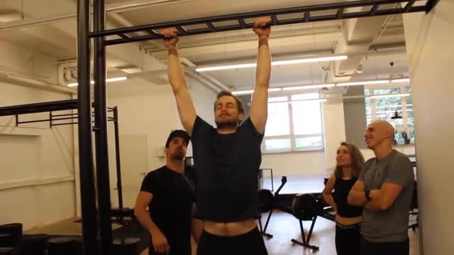 30日間 懸垂 プルアップ を毎日続けた男女2人に起きた 身体の変化と効果