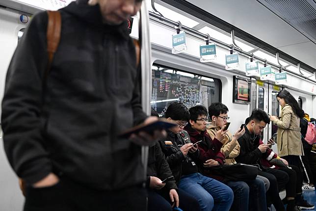 Chinese Mobile Users Now Spend Over 6 Hours Every Day Online