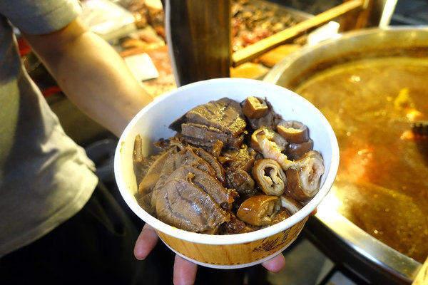 台北夜市滷味推薦-饒河街夜市撒旦牛滷味，饒河夜市好吃小吃，松山區銅板美食，饒河夜市加熱滷味，滷牛三寶、滷大腸好吃又入味 