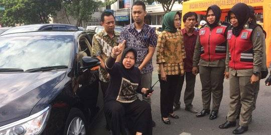 Risma beri Instruksi Pekerja Amblesan Jalan Raya Gubeng. Â©2018 Merdeka.com/Mochammad Andriansyah