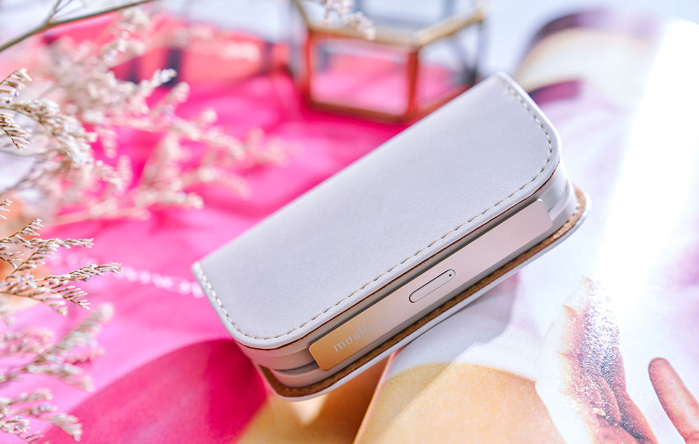 極度輕巧、自帶充電線的 moshi IonGo 5K 系列～不僅隨身攜帶無負擔，更是重度使用者的電力救星！