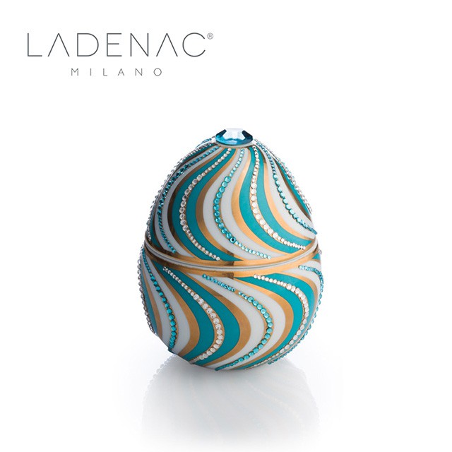 ★台灣總代理公司貨★帶有藍色和白色法貝熱蛋型設計的香氛蠟燭（螺旋形）。由陶瓷製成並以18k黃金和水鑽手繪。一個珍寶將為您提供精美的香水。這款法貝熱燭台由最佳香水製造商製成，藍白相間的螺旋設計，將以煙薰