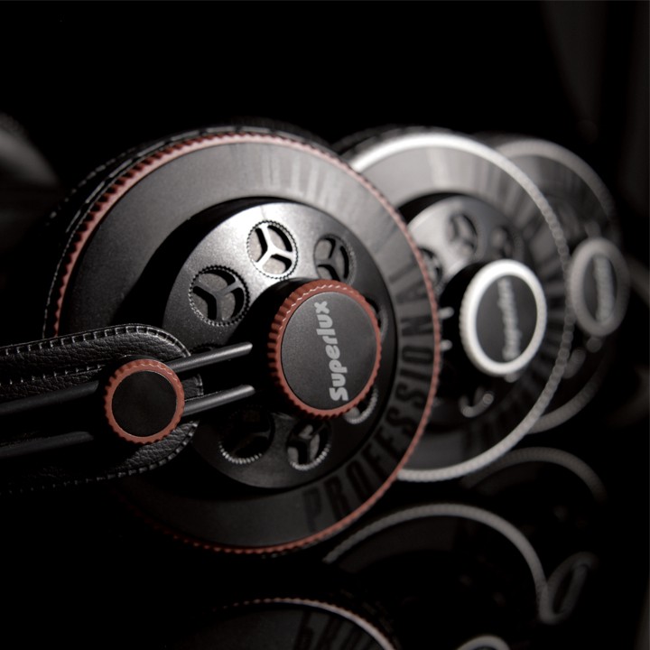 特徵 · 動圈、半開放式耳機 · 精準及透明具細節的音色 · 自動調整頭帶，提供良好的配戴舒適性 · 單邊直導線 · 專業品質及高性價比 · 環保具展示及儲存需要的包裝設計 推薦應用 錄音室 頻率響應