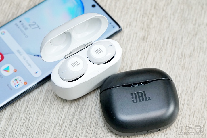 藍牙耳機有黑白兩色，充電時機身前方會有燈號指示。