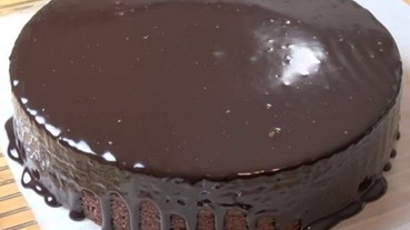 情人節不用買蛋糕了！只要用微波爐就能在 10 分鐘內輕鬆做出完美的巧克力蛋糕