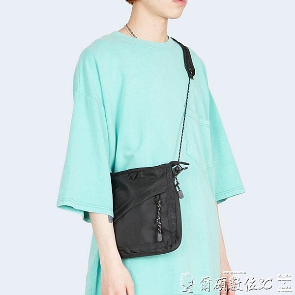 尼龍包 韓國Raucohouse 暗黑色尼龍側背斜背包機車拼接小包 男女同款潮包 爾碩