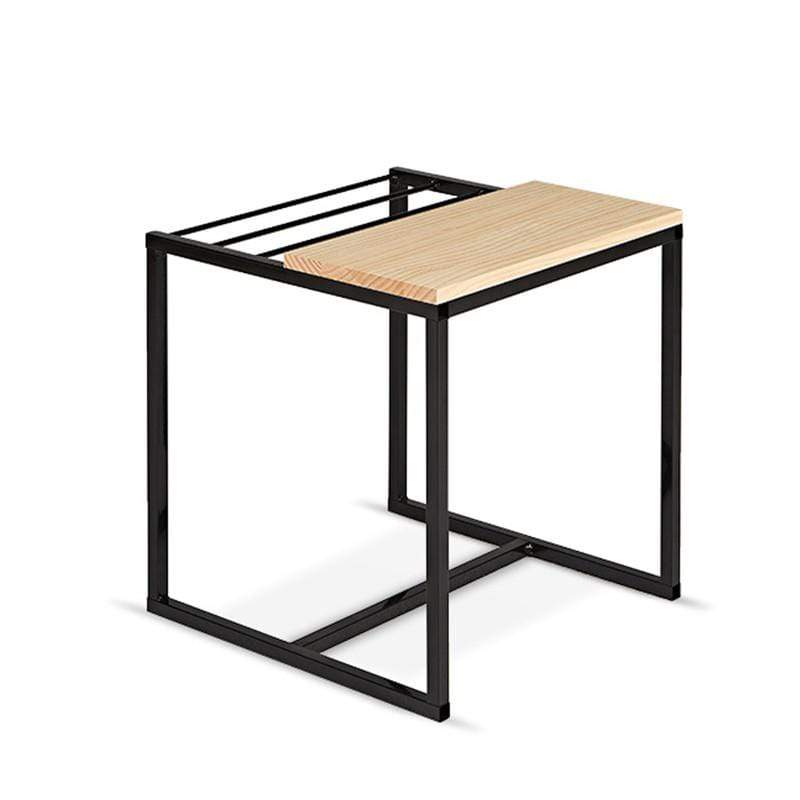 MoMA雜誌架擺放的方式，可比一般層架堆疊或是擺放在小邊几上更有趣，更性感。獨創動態的擺設方式，讓你一眼就能輕易的從不同的封皮和標題挑出想要閱讀的的那一本。源自於實用與雋永的設計理念，以鐵件和原木搭配