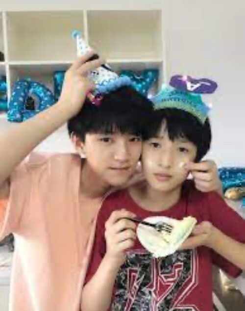 近期爆火男星的青澀舊照！鄧為、成毅風格差異大，陳哲遠、曾舜晞從小顏值就高！