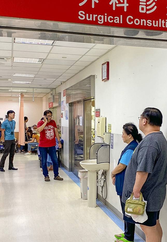 國道高速公路今天下午發生特斯拉死亡車禍，副駕駛座李姓業務員左手骨折，全身多處挫傷，稍早在父母陪同下離開醫院。記者蔡翼謙／攝影
