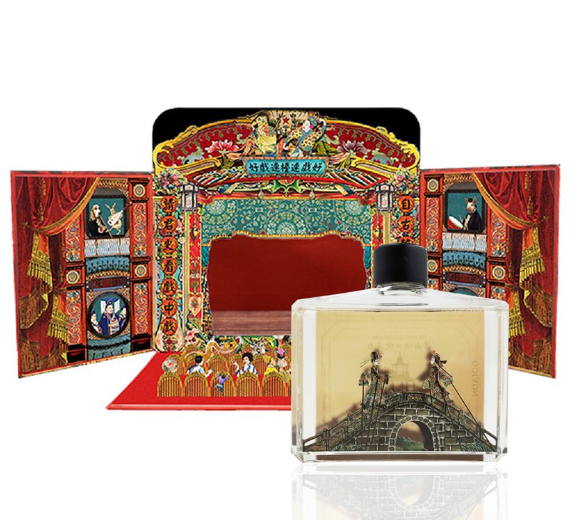 以童話與傳說故事發想的獨特劇場禮盒，它可以是玩具，也可以是家裡的擺件。 淒美的《梁山伯與祝英台》是中國四大民間傳說之一，至今仍然極受歡迎，被改編成多種藝術表演，包括歌仔戲、豫劇、京劇、電影……等。