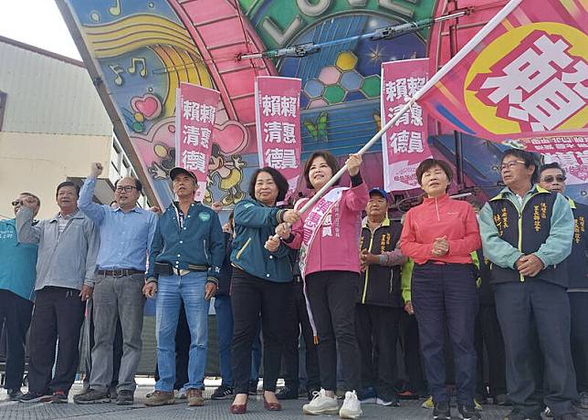 前台南市議長賴美惠(前左五)首次出席為競選連任的賴惠員(前右三)授旗表達支持。(競總提供)
