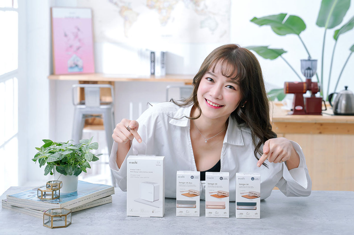 極度輕巧、自帶充電線的 moshi IonGo 5K 系列～不僅隨身攜帶無負擔，更是重度使用者的電力救星！