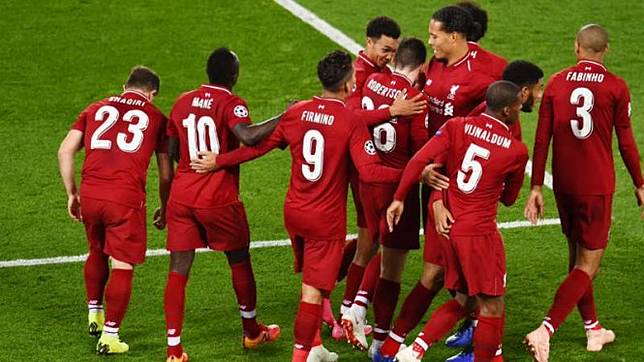 Para pemain Liverpool rayakan gol.