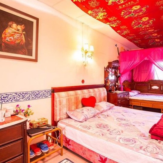 「金門民宿‧青花瓷民宿」為金門地區編號0237的合法民宿，巍峨聳立的主體建築座落於金寧鄉，可以想見舊時的堂皇風範；古樸的洋樓外觀，經過時代更迭，留下了歷史刻劃的斑駁錯落，在在呈現幽靜古拙的古味風貌。 