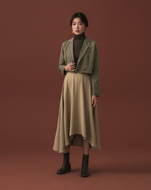 西裝面料/有內裡/胸口內測有暗袋/短版設計/內側有暗釦/交疊V領設計