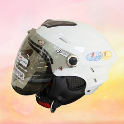 耐磨、抗UV400 圓弧鏡片 良好的通風和排氣，舒爽不悶熱 符合國家CNS認證標準 台灣知名大廠製造，安全有保障 插扣式設計，簡單快速，方便拆卸