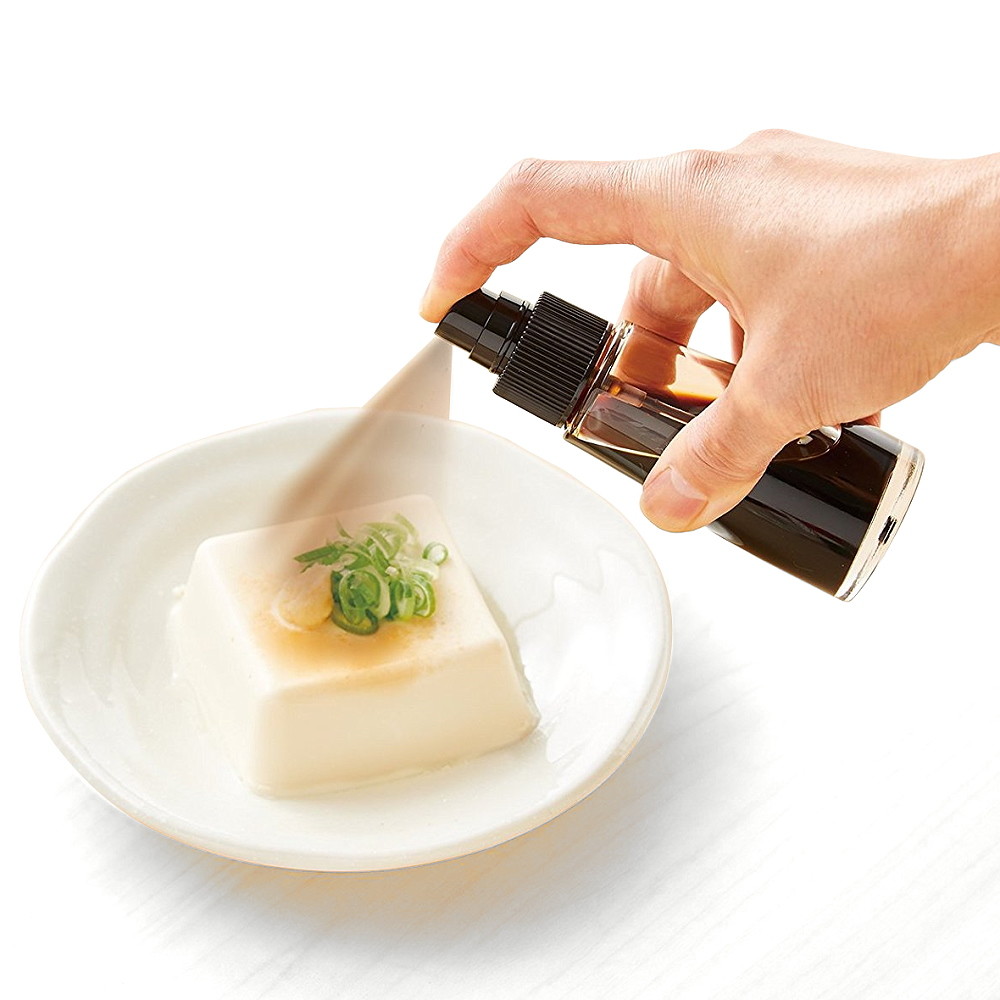 無塑化劑溶出 ◆ 少鹽調味，食材料理最健康 【商品特色】 享受美食，少鹽料理最健康 ■ 日本ASVEL輕巧型醬油噴霧罐，操作簡單，使用時只需輕壓噴嘴，即可噴灑極細油霧，均勻料理食材 ■ 每次噴霧0.1