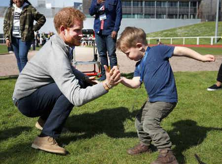 8 Foto Ini Jadi Bukti Kalau Pangeran Harry Itu Keren & Nggemesin