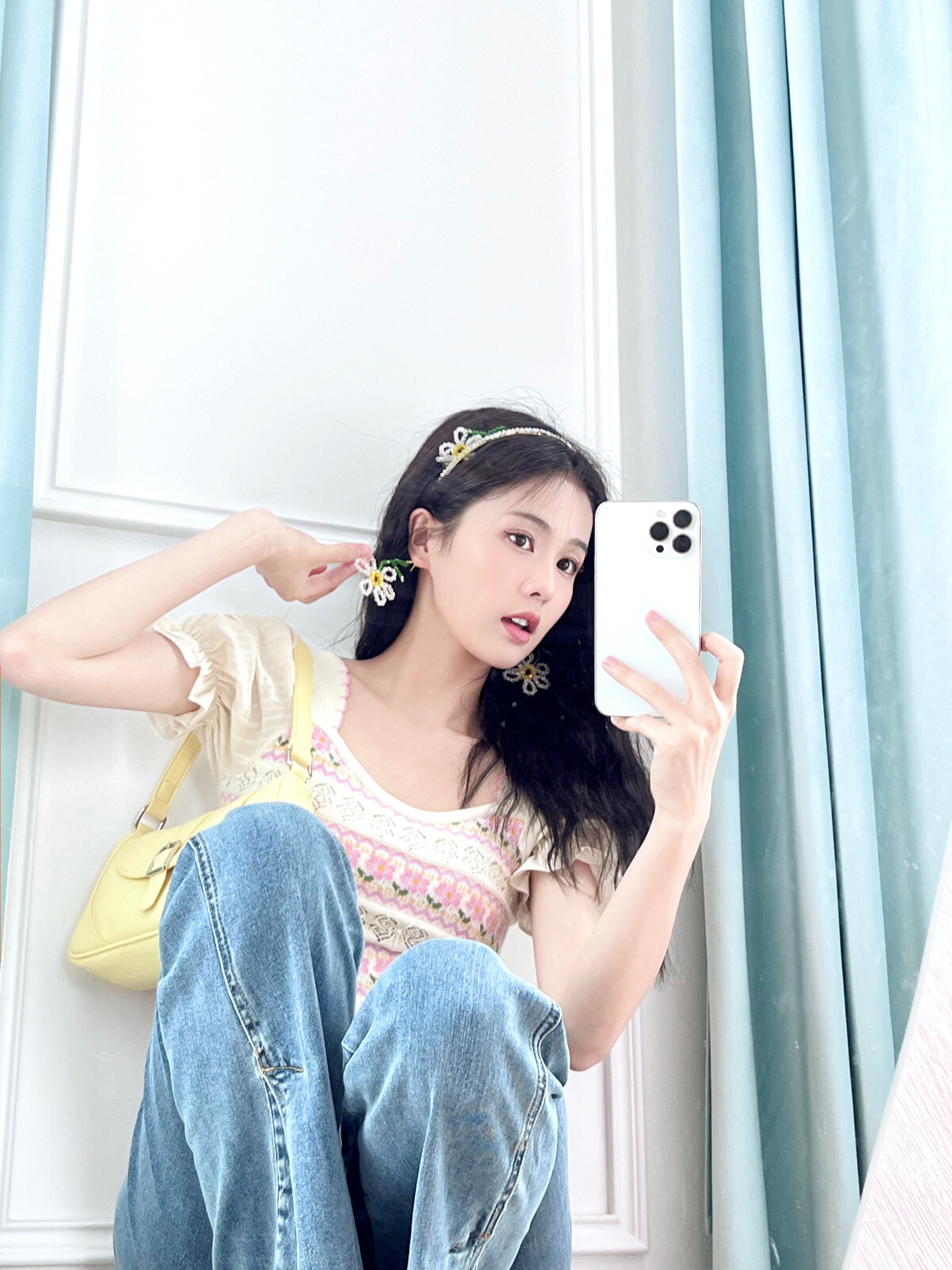 《以愛為營》白鹿戲外7大超減齡穿搭！秋冬亮色系針織衫是關鍵，泡泡袖元素修飾頭身比