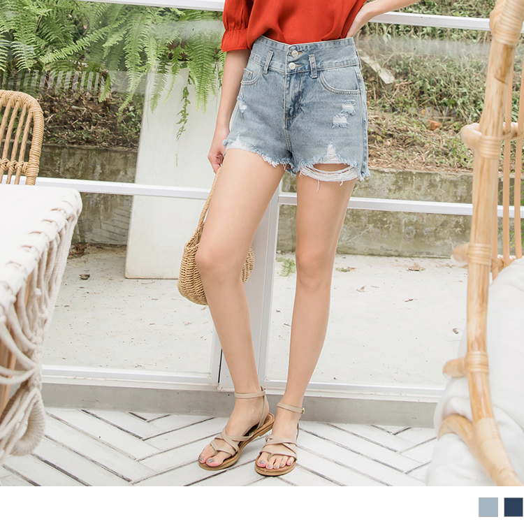 高腰寬版褲頭剪裁造型， 視覺拉長腿部迷人線條~ 搭配排釦設計，更帶出腰部曲線， 自然刷色帶出率性氛圍， 搭配造型抓破與褲管抽鬚展現有型魅力~ 讓走在街頭的你回頭率UP!UP!~ ***********