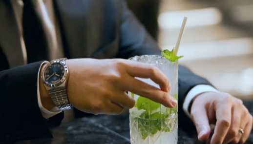 周杰倫自導自演全新TUDOR「Royal皇家系列」腕錶廣告，開頭便手握一杯Mojito調飲，完美呼應年度創作新曲。（圖╱翻攝自IG）