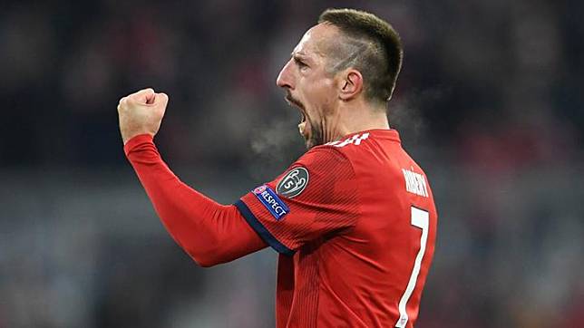 Pemain Bayern Munchen Franck Ribery melakukan selebrasi usai menjebol gawang Benfica saat bertanding dalam penyisihan grup E Liga Champion di Allianz Arena, Munich, Jerman, 27 November 2018. REUTERS/Andreas Gebert