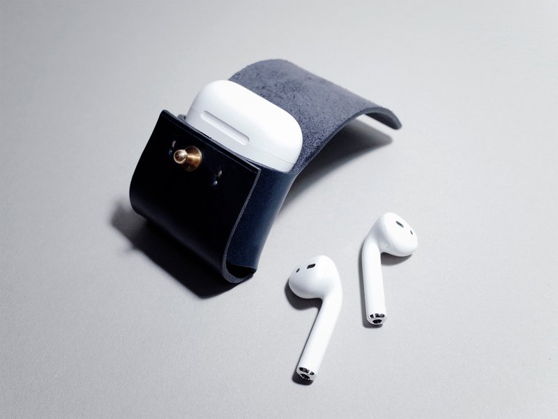 圓潤外型，溫厚的皮革與成熟手感，有著和諧厚實度，沒有過多的裝飾，將可視的縫線降至最簡約，專為 AirPods 量身訂製，保護耳機免於碰撞，內部設計無五金的接觸以防刮傷。